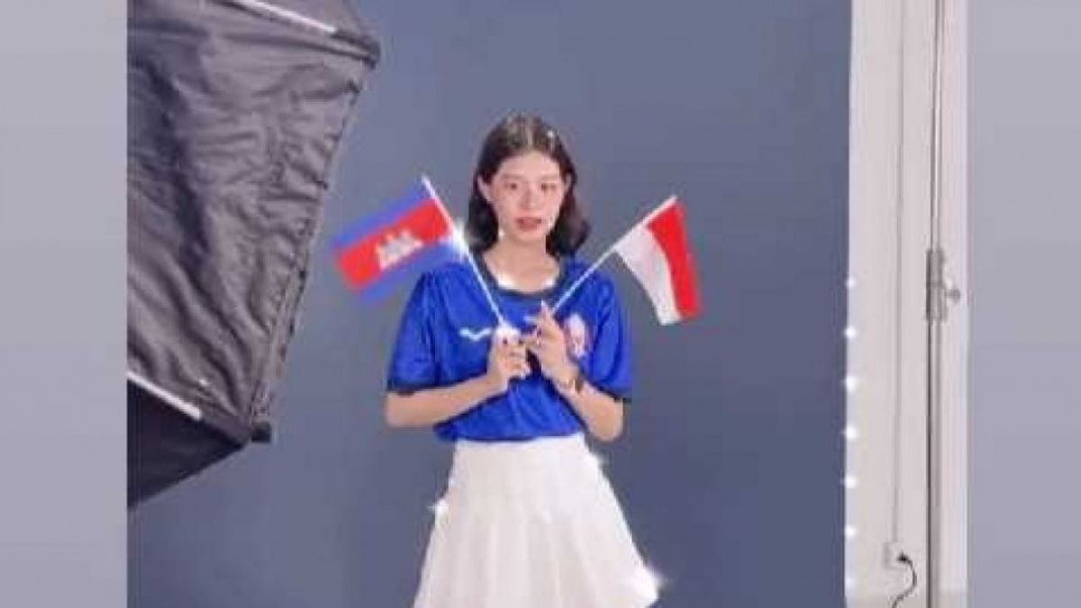 Gadis cantik Kamboja yang tenar akibat disapa Marselino Ferdinan, Phyadeth Rotha, kembali membuat sensasi di jagat dunia maya. Terkini, dia pamer saat memegang bendera Indonesia.