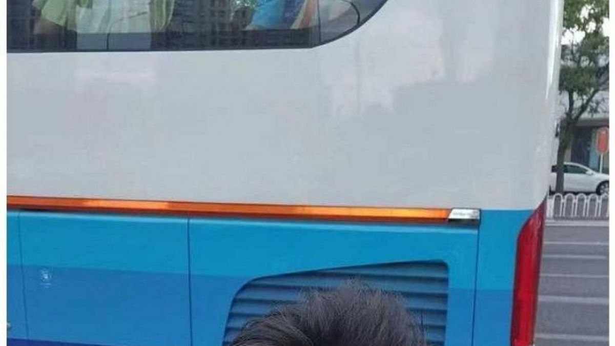 Fans Lionel Messi, Liu Yuhang melakukan swafoto. [Gulfnews]