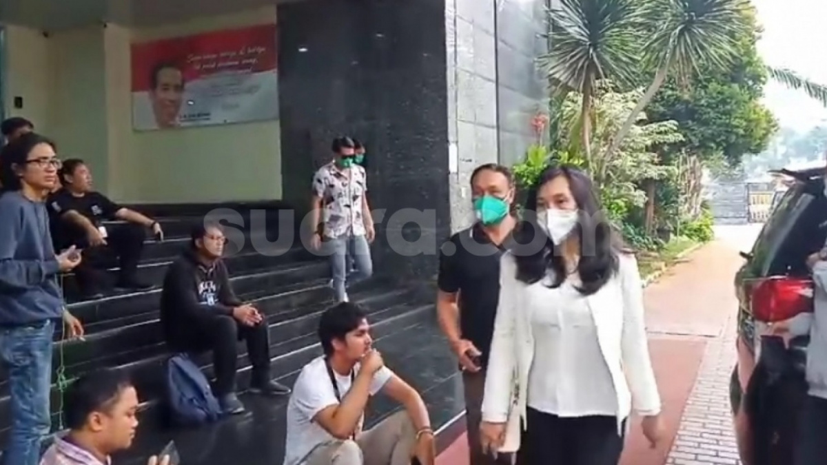 Virly Virginia memenuhi panggilan penyidik Subdit Siber Direktorat Reserse Kriminal Khusus (Ditreskrimsus) Polda Metro Jaya untuk diperiksa terkait kasus produksi film pornografi di Jakarta Selatan. (Suara.com/M. Yasir)