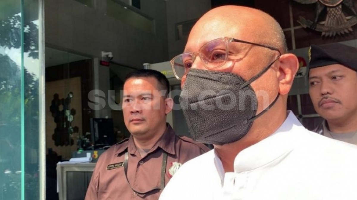 Suami Maia Estianty, Irwan Mussry setelah menjalani pemeriksaan di KPK. (Suara.com/Yaumal)