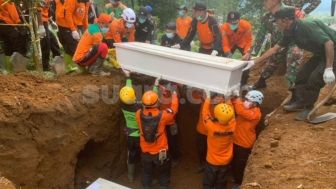 9 Jenazah Korban Pembunuhan Berencana Dukun Mbah Slamet Dimakamkan di Banjarnegara