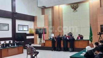 Kasus Pencemaran Nama Baik Jerat Haris Azhar Minta Ditunda, Pengunjung Sidang Riuh Kompak Tepuk Tangan