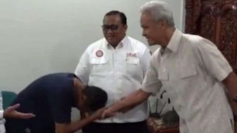 Pengamat Menilai Sikap Ketum Partai Buruh Membungkuk dan Cium Tangan Ganjar Pranowo Memalukan