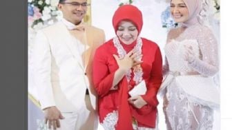 Atalia Praratya Salah Kostum Saat Hadiri Pernikahan Sahrul Gunawan, Netizen: MasyaAllah Meni Gonjreng Ibu