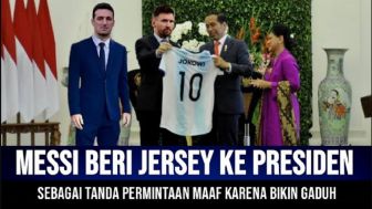 CEK FAKTA: VIRAL! Messi Berikan Jersey Timnas Argentina kepada Presiden Jokowi sebagai Permintaan Maaf