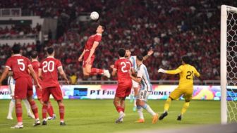 Bek Timnas Indonesia Elkan Bagot Tukar Jersey dengan Penggawa Argentina Romero, Apa Maknanya?