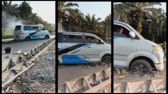 Nasib Mobil yang Nyungsep di Jalanan Cor Basah