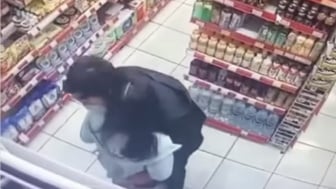 Viral Video Mesum Pasangan Remaja di Sebuah Minimarket, Warganet: Parah sih