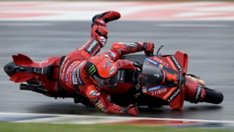Ajaib! Kaki Pecco Bagnaia Terlindas Motor tapi Tak Alami Cedera Serius Akibat Crash Horor MotoGP Catalunya