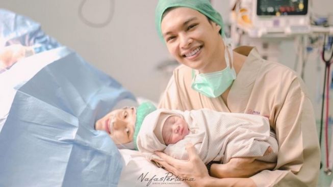 Dinda Hauw Lahirkan Anak Kedua di Tanggal Cantik, Rey Mbayang Ungkap...