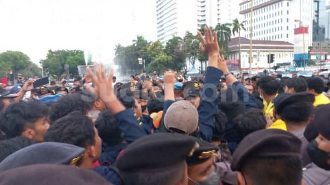 Hoaks! Demo Tolak Pengesahan Perppu Ciptaker Berujung Ricuh, Mahasiswa Robohkan Istana Negara