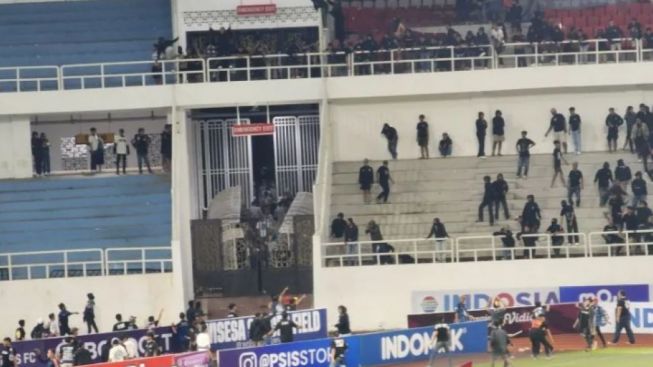 Duh, di Saat Cemas Nunggu Sanksi FIFA, Bentrok Antar Suporter Malah Warnai Laga PSIS vs PSS