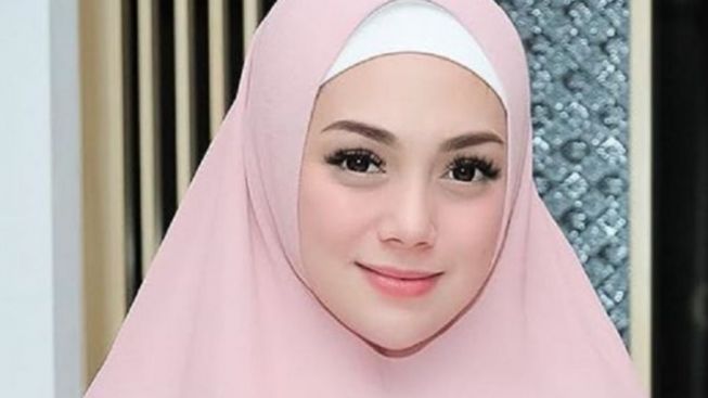 Penampakan Celine Evangelista Pakai Hijab Disorot Mantan Istri Ahmad Dhani: Alhamdulillah Dia Pakai Jilbab