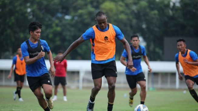 Bek Persib Igbonefo Tak Temukan Kendala Berarti Songsong Liga 1 2023/2024