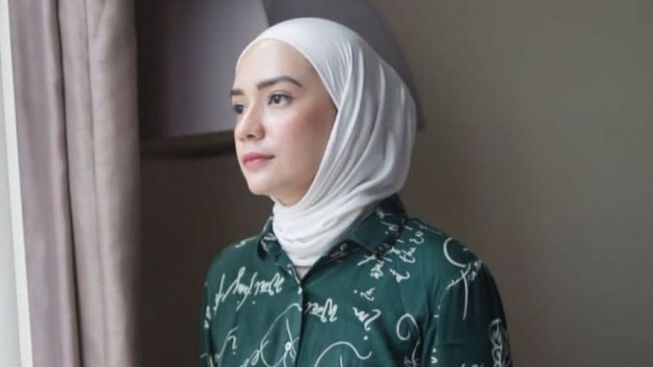 Putri Anne Kembali Buka Hijab, Isu Percaraian dengan Arya Saloka Menguat?