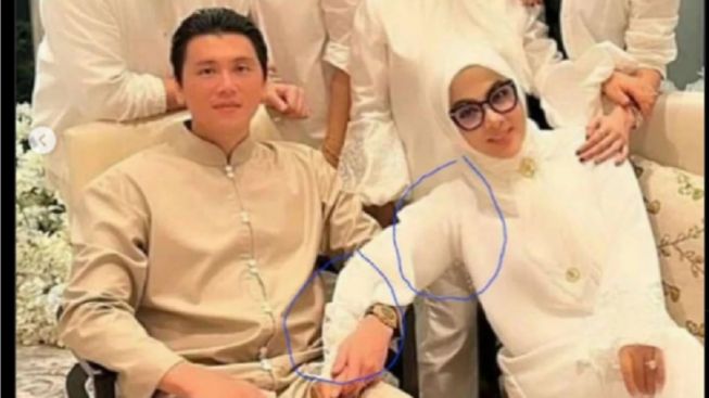 Syahrini Keciduk Edit Foto Pegang Tangan Reino Barack, Tanda Rumah Tangga di Ujung Tanduk?