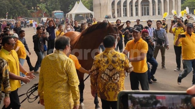 Wow! Prabowo Dihadiahi Seekor Kuda Saat Sambangi Markas Golkar