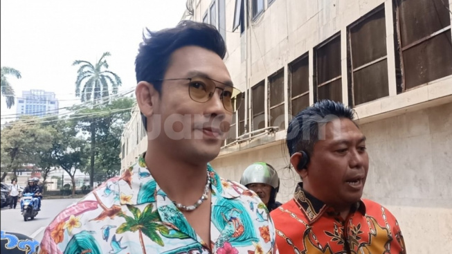 Denny Sumargo Sambangi Polda Metro Jaya Jalani Pemeriksaan Kasus DJ Verny Hasan