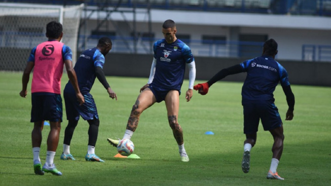 Kian Padu Jelang Laga Kontra Bhayangkara FC, Pelatih Persib Minta Levy Madinda Tetap Konsisten