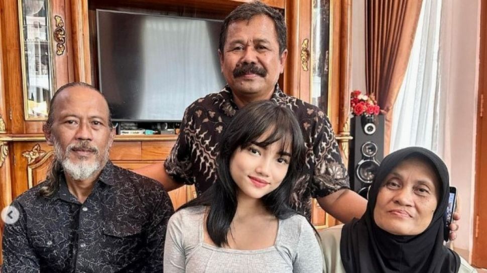 Bikin Nangis Bawang, Fuji Unggah Foto Bersama Vanesa dan Bibi Saat Haji Faisal Gelar Sesi Foto Keluarga