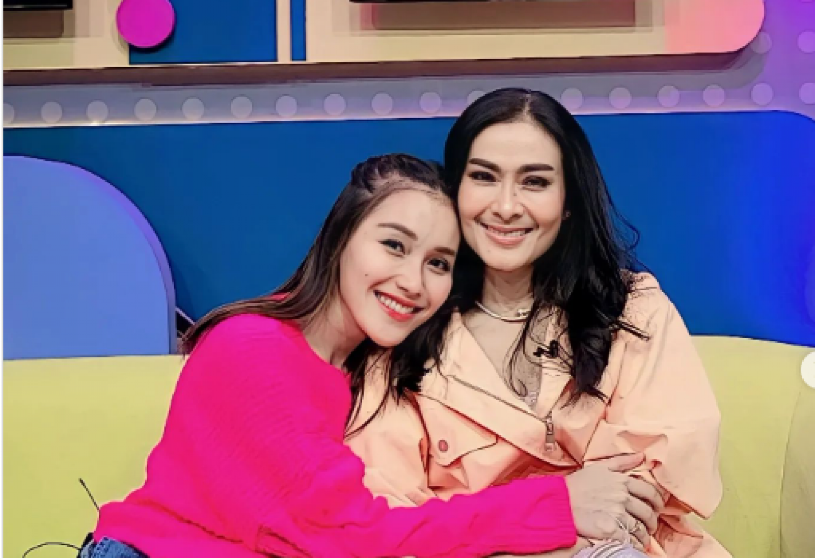 Ayu Ting Ting saat bersama Iis Dahlia.