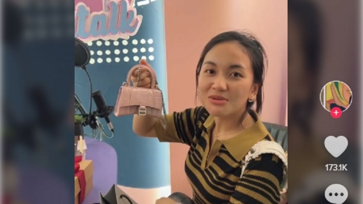 Potongan video viral di Tiktok yang memperlihatkan ekspresi sang istri dengan hadiah tas branded dari suaminya. [Tiktok/akun @ibnuwardani/capture]