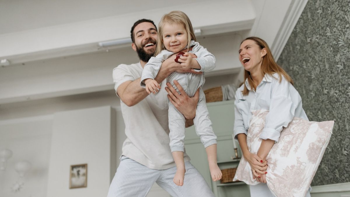 Ilustrasi. Kegembiraan anak dan orang tua. [Pexels]