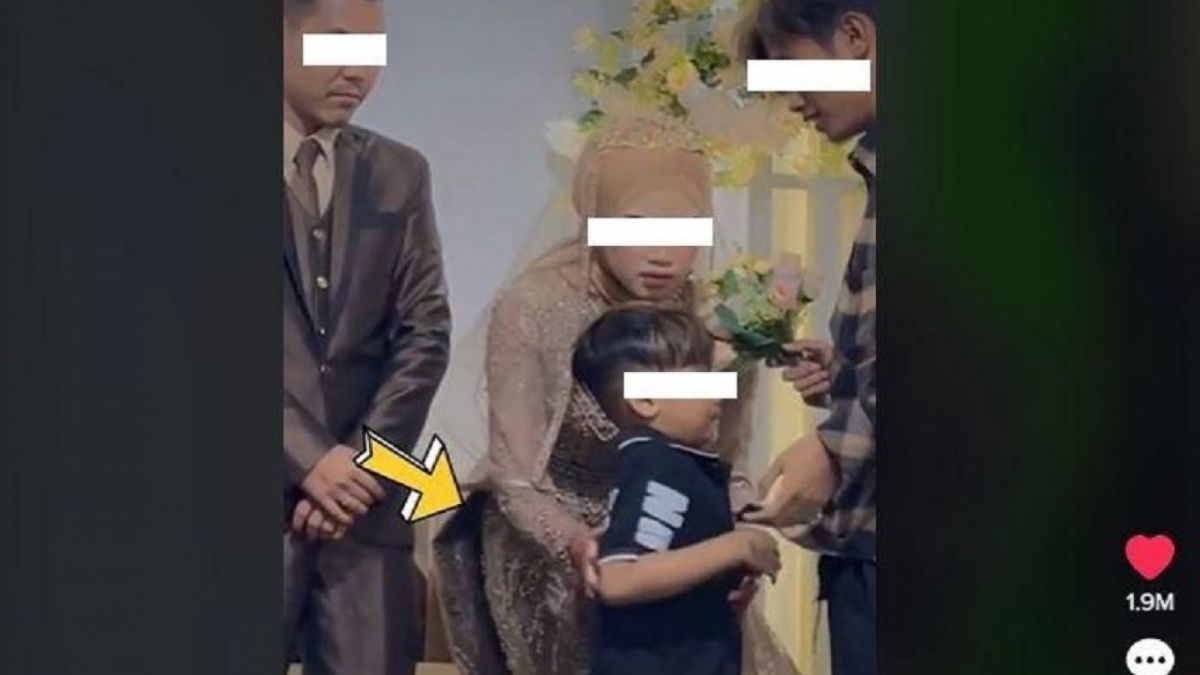 Potongan gambar video viral pria yang datang bersama sang anak ke pernikahan mantan istrinya. [Tiktok/@rkputra7/captured]