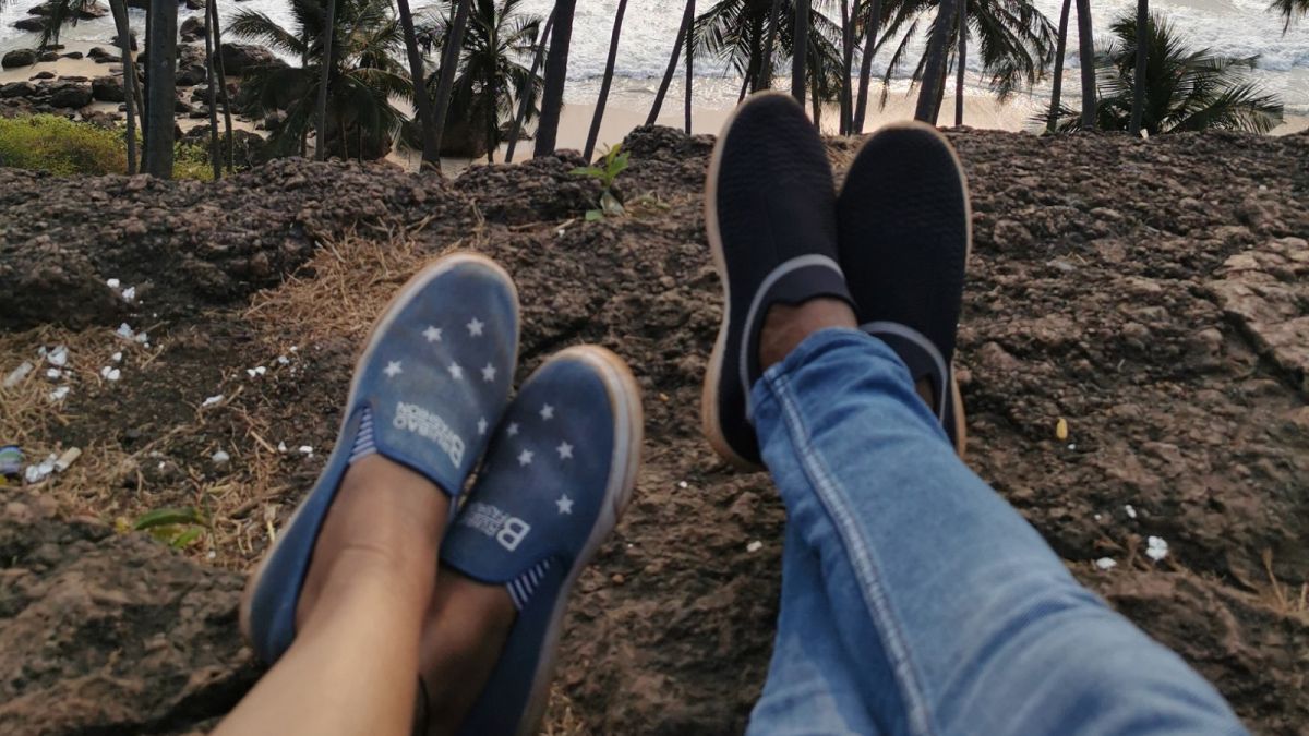 Ilustrasi pasangan dengan sepatu slip on. [Pexels]