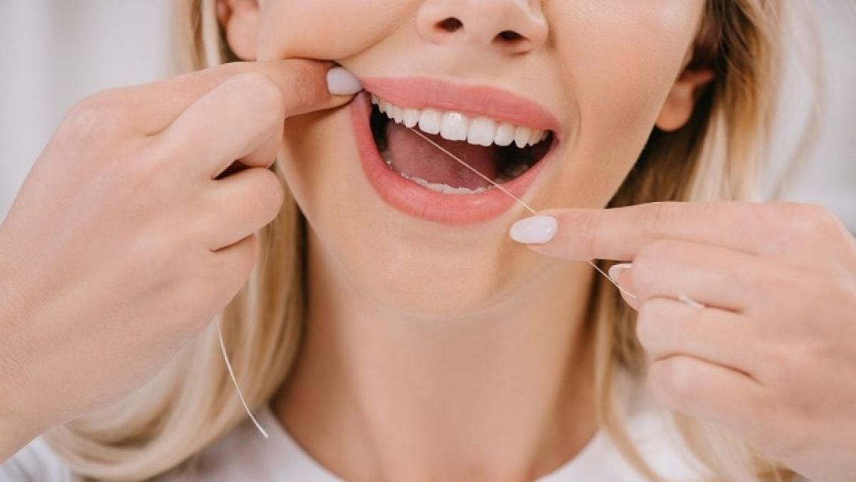 Ilustrasi flossing, benang gigi. (Elements Envato)