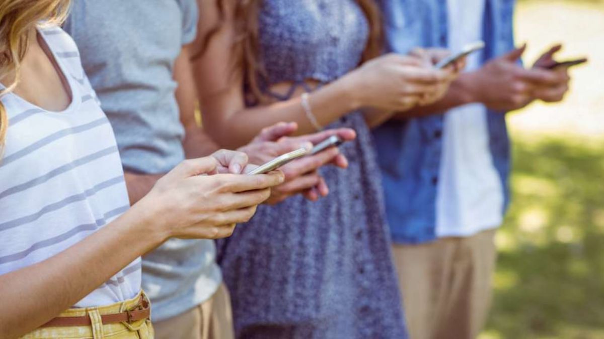 Ilustrasi mengetik teks dengan ponsel. [Shutterstock] [Shutterstock]