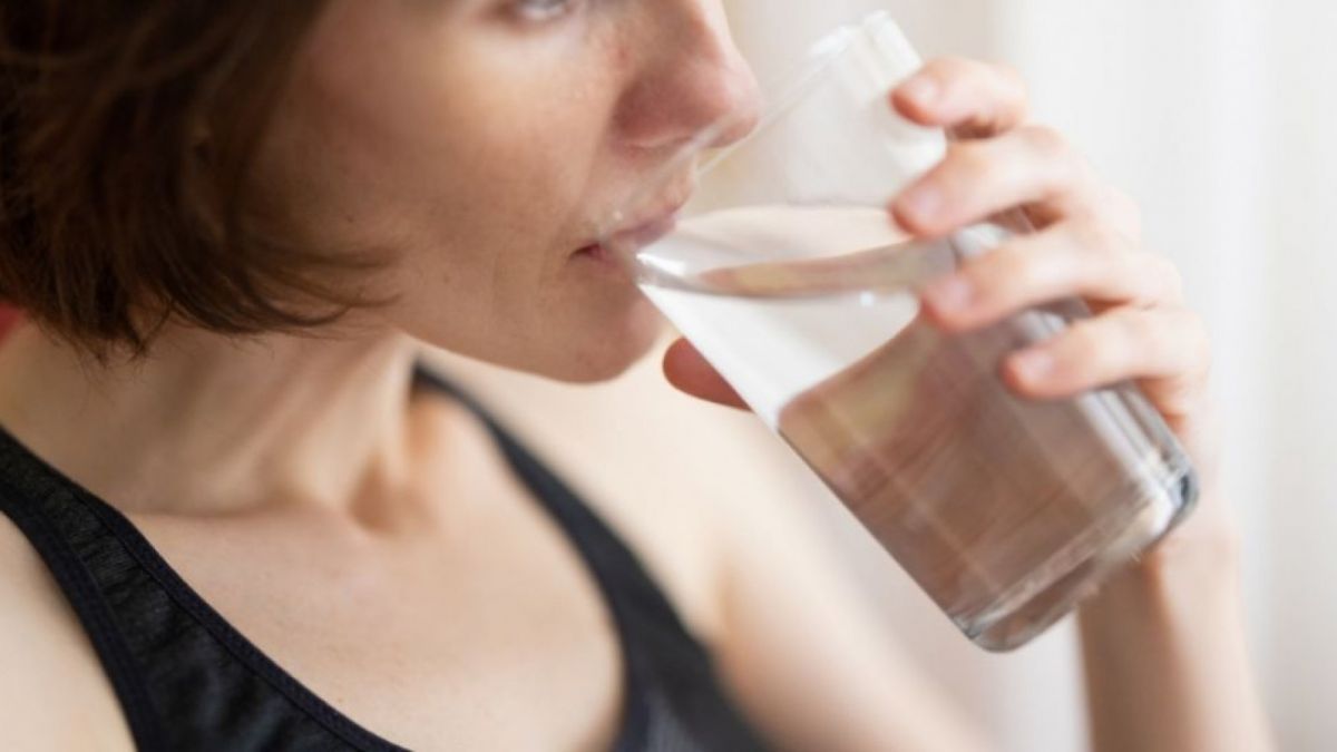 Ilustrasi minum air putih setelah bangun tidur. (Unsplash/engin akyurt)