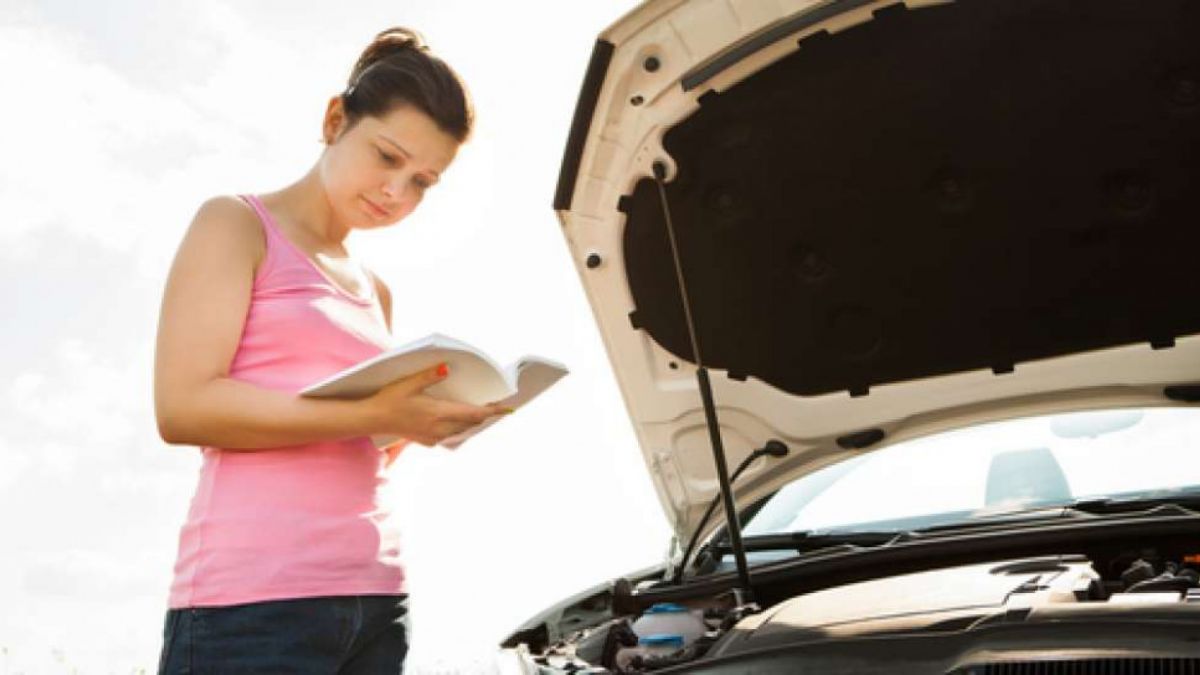 Ilustrasi menggunakan buku manual untuk memperbaiki mobil (Shutterstock).