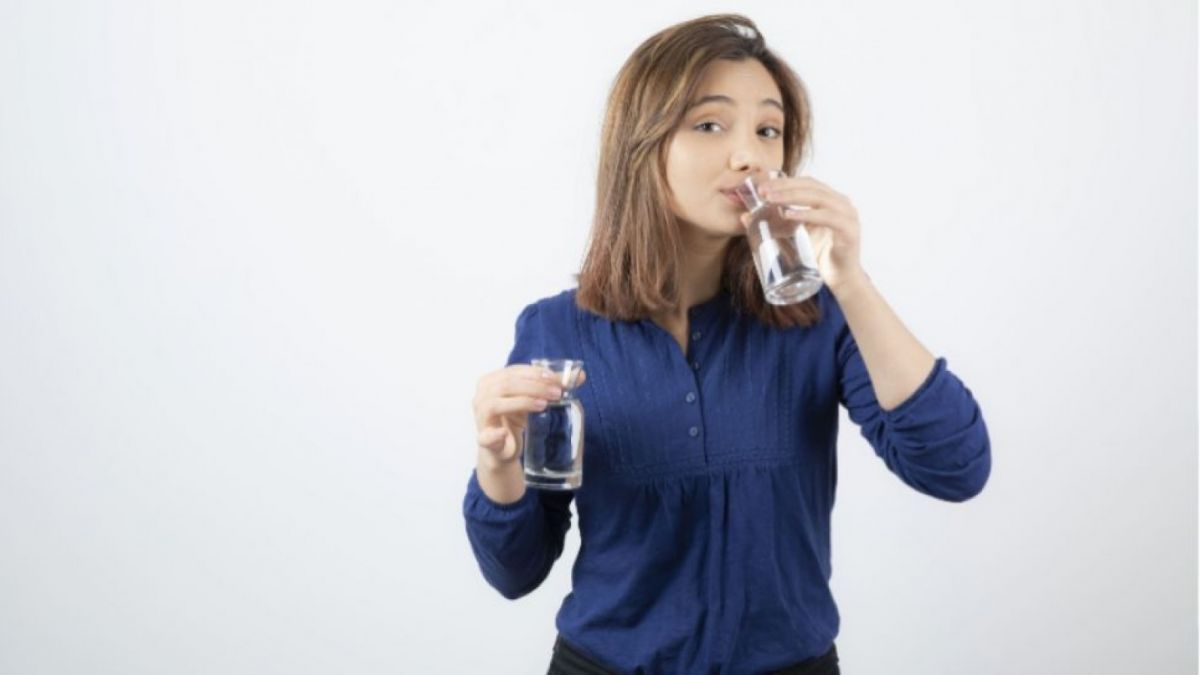 Ilustrasi minum air putih (Freepik.com)