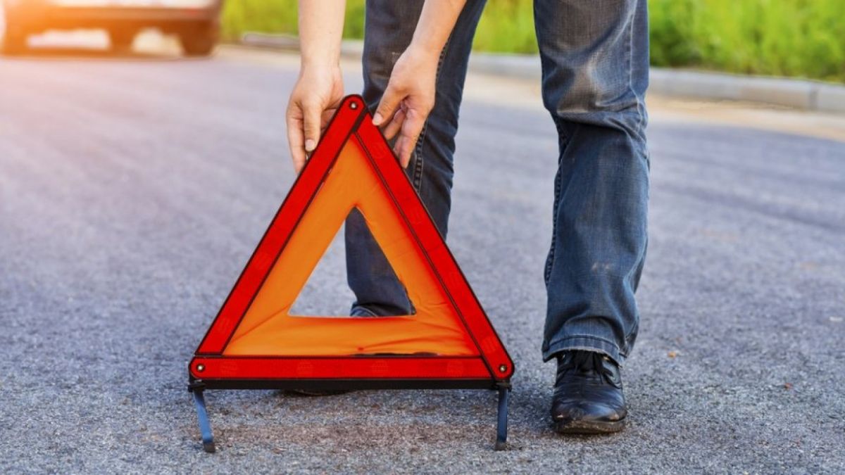 Segitiga pengaman dengan reflektor [Shutterstock]