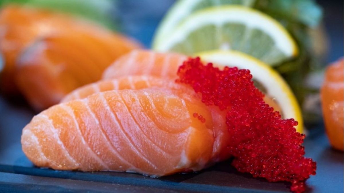 Ikan Salmon (Pexels/Valeria Boltneva)