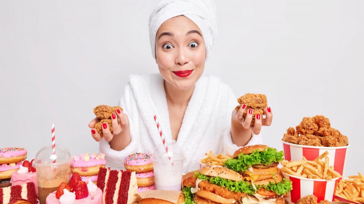 ilustrasi rakus makan [freepik]