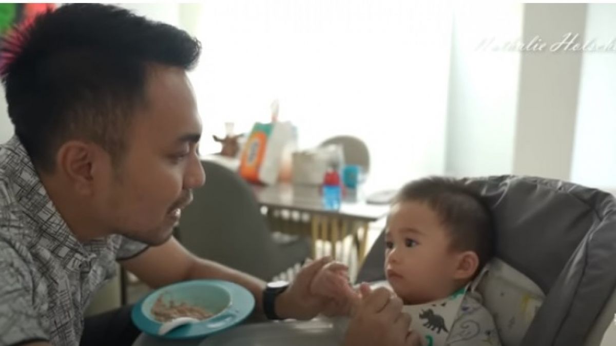 Fariz tengah menyuapi Baby Adzam [Youtube Nathalie Holscher]