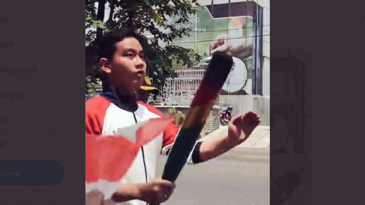 Wali Kota Gibran Rakabuming Raka berlari membawa obor pada acara Pekan Olahraga dan Seni Antar Pondok Pesantren Tingkat Nasional (Pospenas) IX Tahun 2022 di Solo, Selasa (22/11/2022). [Twitter]