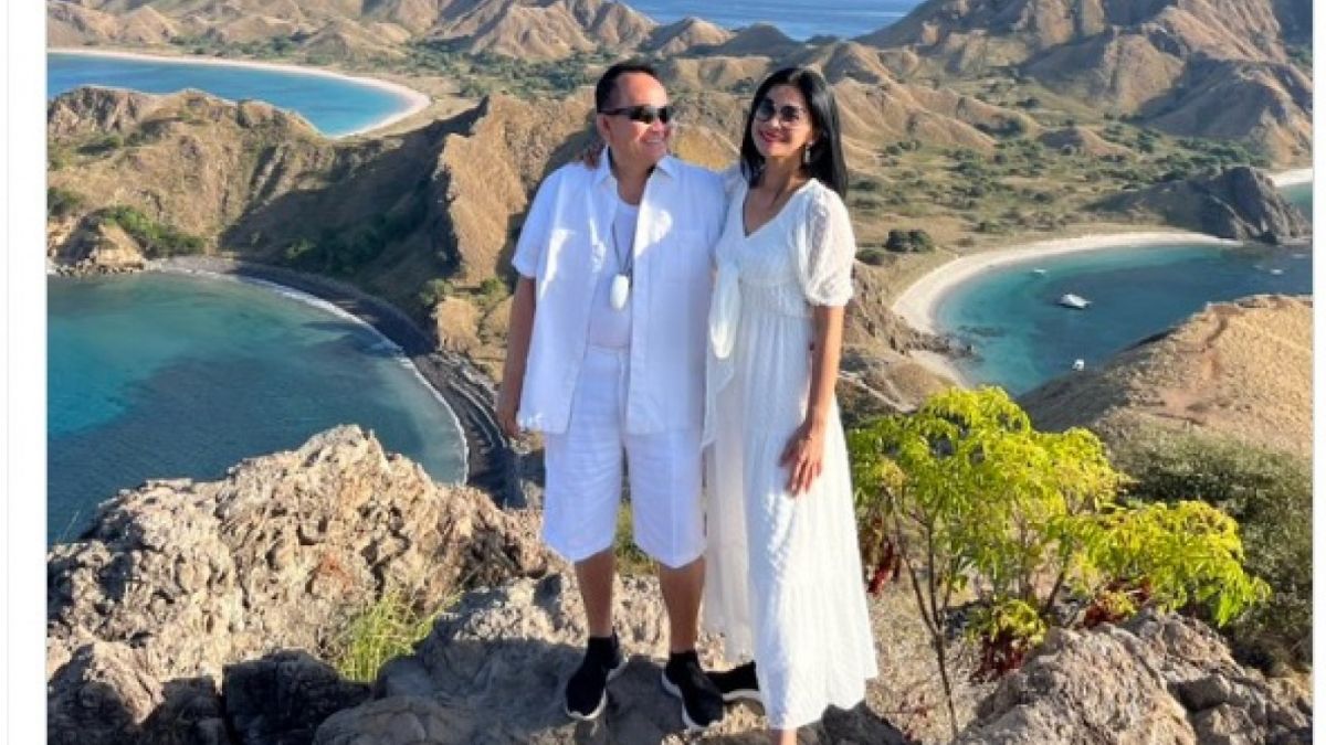 Ruhut Sitompul unggah foto liburan bersama istri di Pulau Padar [Twitter]