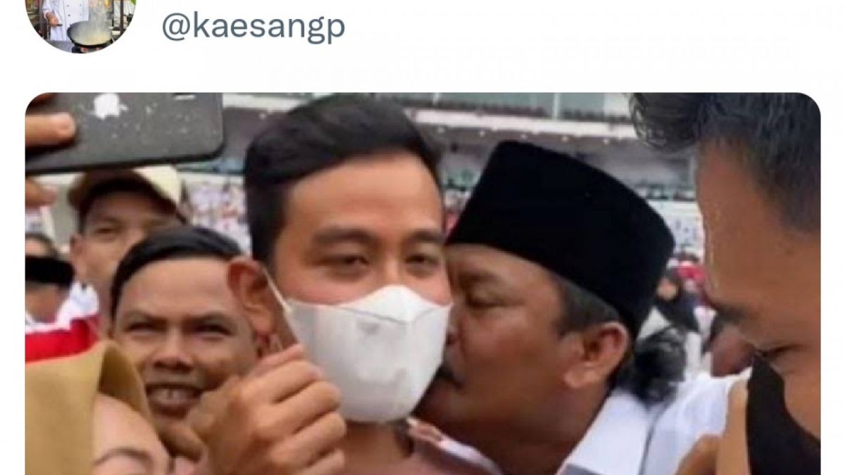 Kaesang unggah foto Gibran yang dicium relawan di GBK [Twitter Gibran Rakabuming Raka]