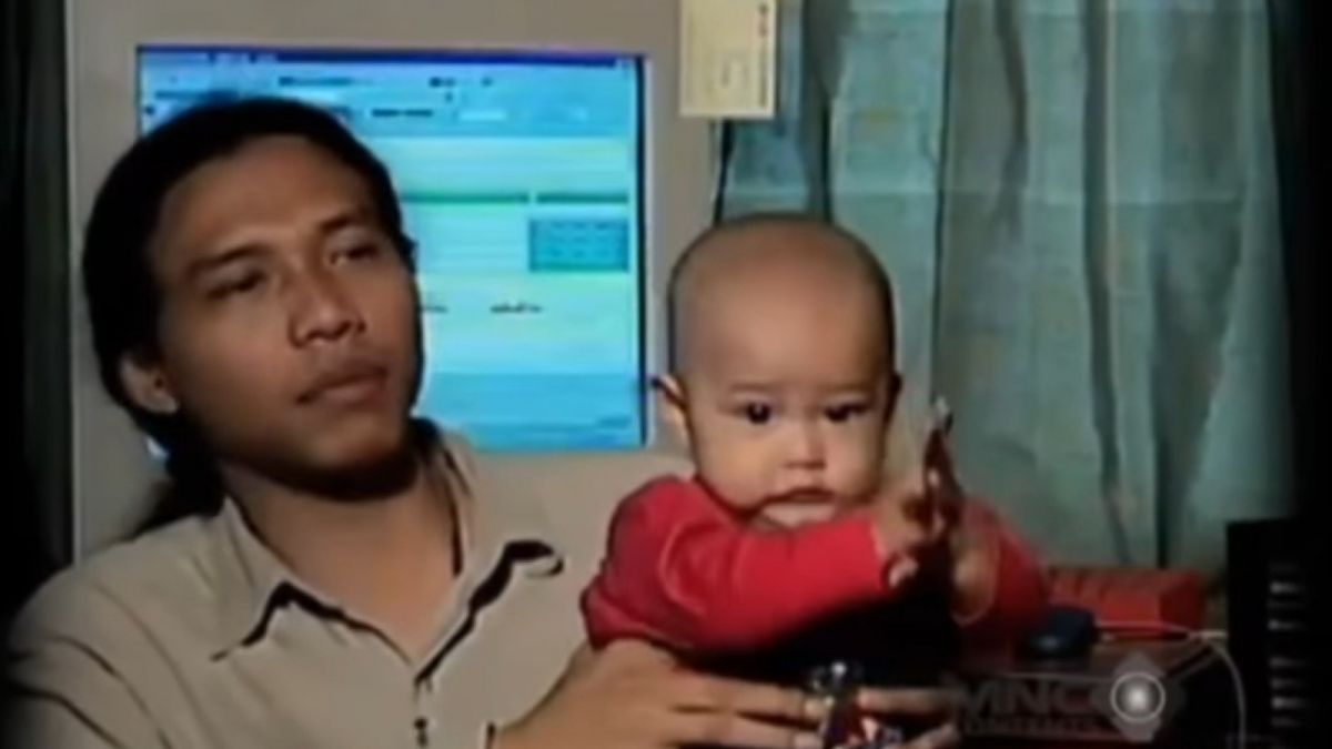 Potret Aurel Hermansyah  kecil yang digendong Anang. [Instagram]