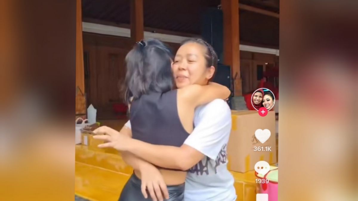 Momen kedatangan Yuni Share ke rumah Soimah [[Tiktok: @sriwahyuni23356]]