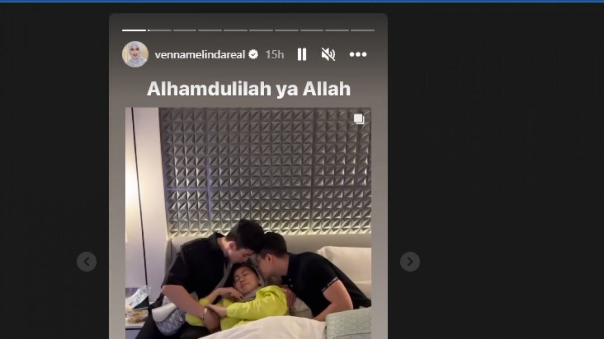 Venna Melinda dan kedua putranya Verrel Bramasta serta Athalla Naufal [[Instagram Stories Venna Melinda]]