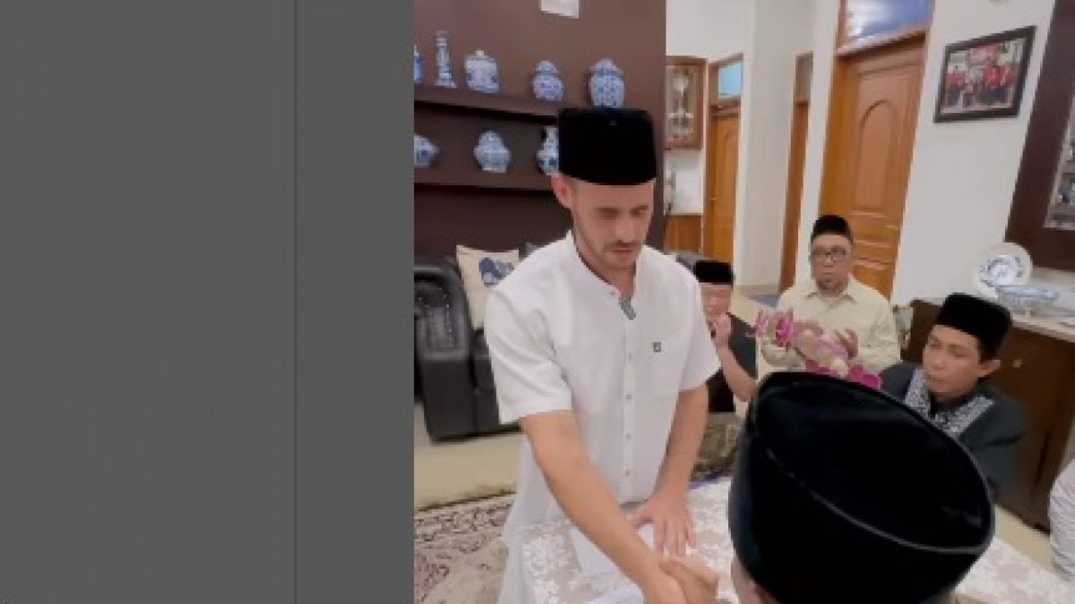 Pacar Nikita Mirzani, Antonio Dedola mualaf [Unggahan sahabat Nikita Mirzani Fitri Salhuteru @fitri_salhuteru.]