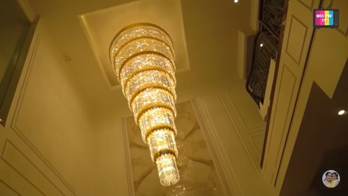 Lampu gantung kristal di rumah Eko Patrio [(YouTube)]
