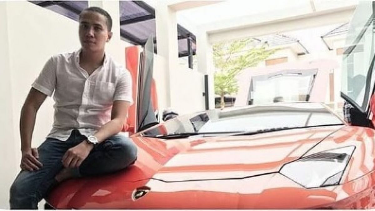 Ressa Herlambang dan Mobil Mewah [(Instagram)]