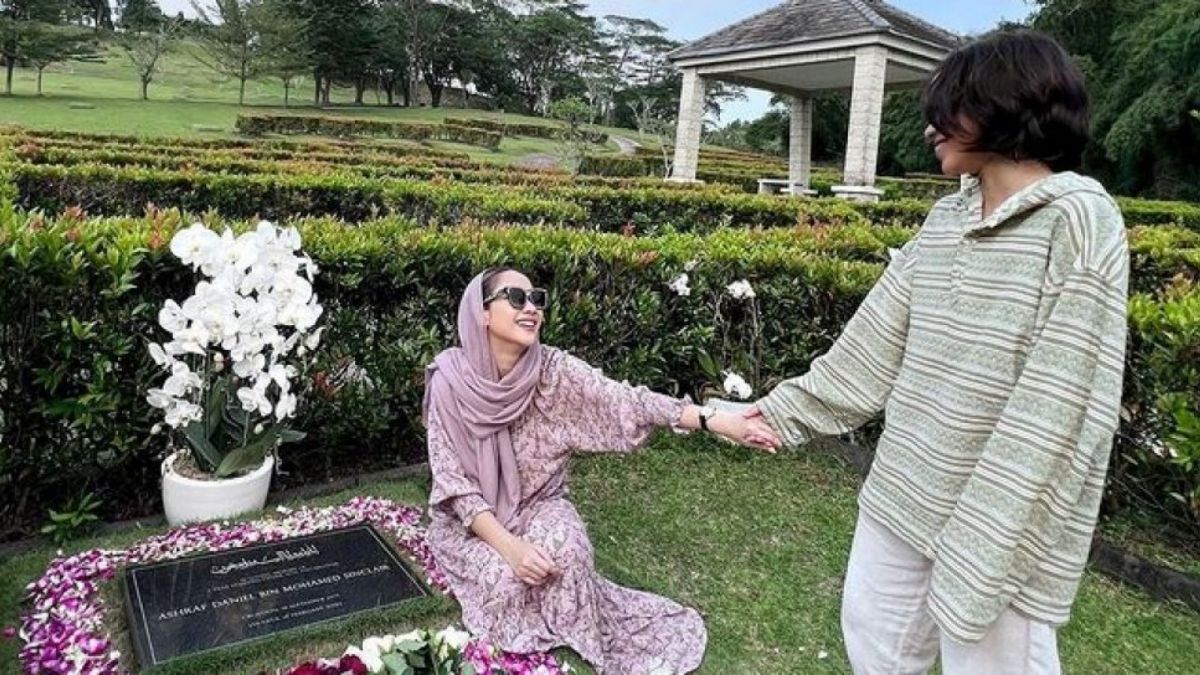 Potret BCL Ziarah ke Makam.