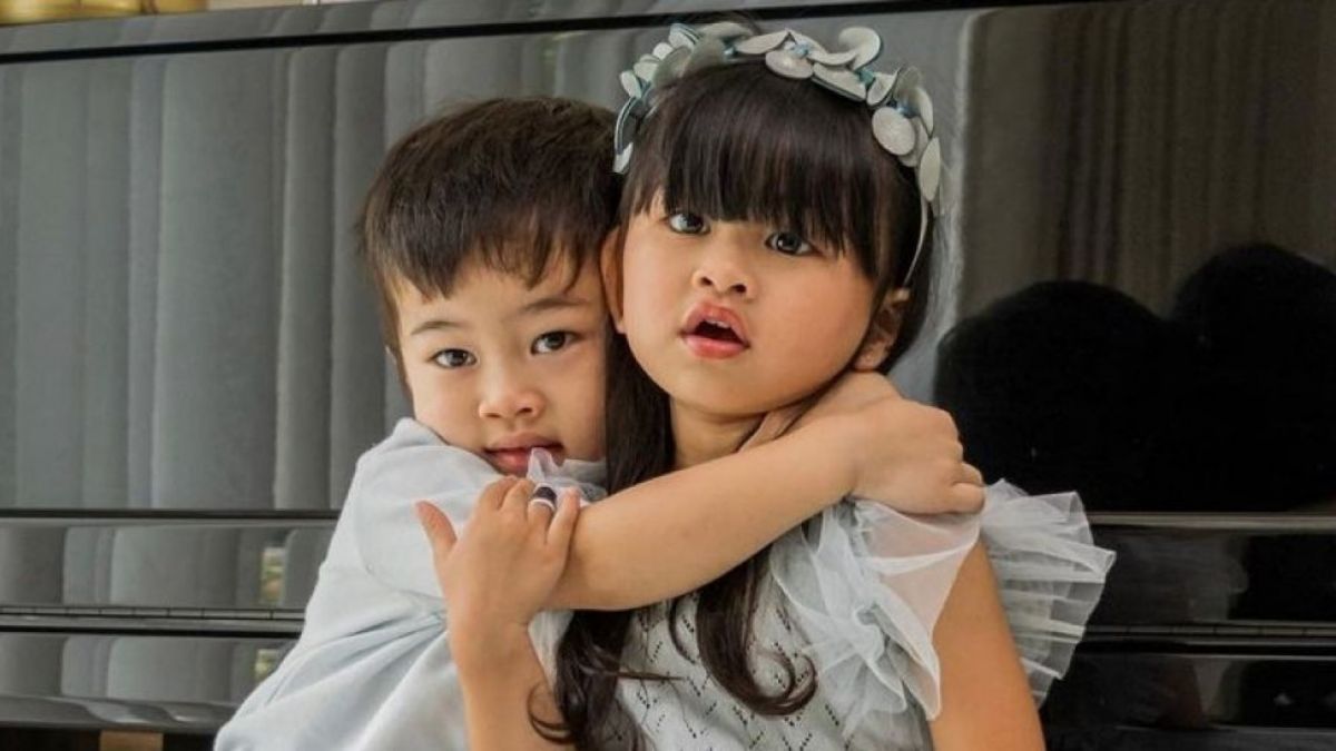 Potret Terbaru Zayn dan Zunaira Anak Kembar Syahnaz Sadiqah. (Instagram/@syahnazs)