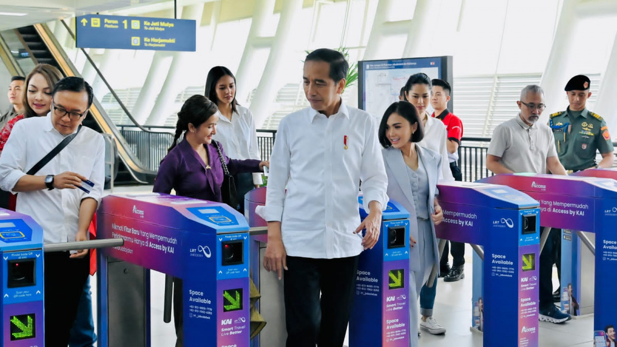 Presiden Joko Widodo (Jokowi) menjajal LRT Jabodebek bersama para artis [BPMI Sekretariat Presiden]